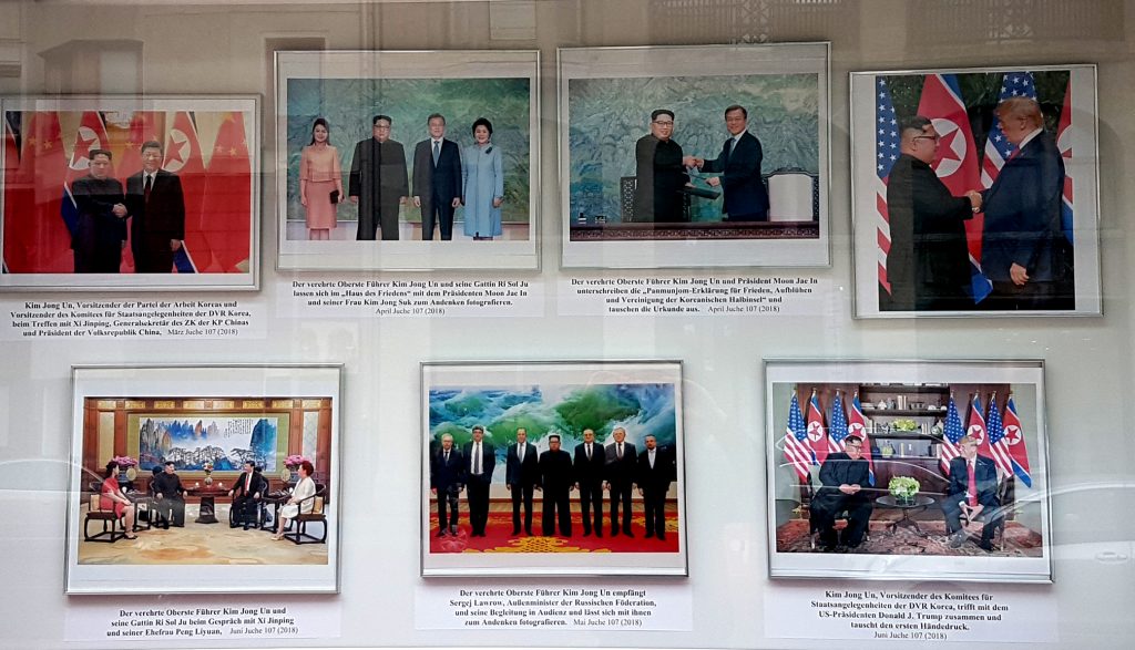 Keine Fake News sondern der mächtigste Schaukasten der Welt vor der nordkoreanischen Botschaft.