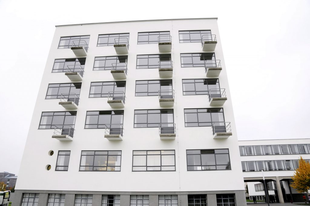 Von jeder Seite sieht das Bauhaus-Gebäude anders aus. Hier die Nordfassade mit den berühmten Balkonen (Foto: Schoenebeck)